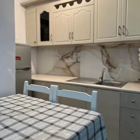 Almer's 1th Guest house Himare
